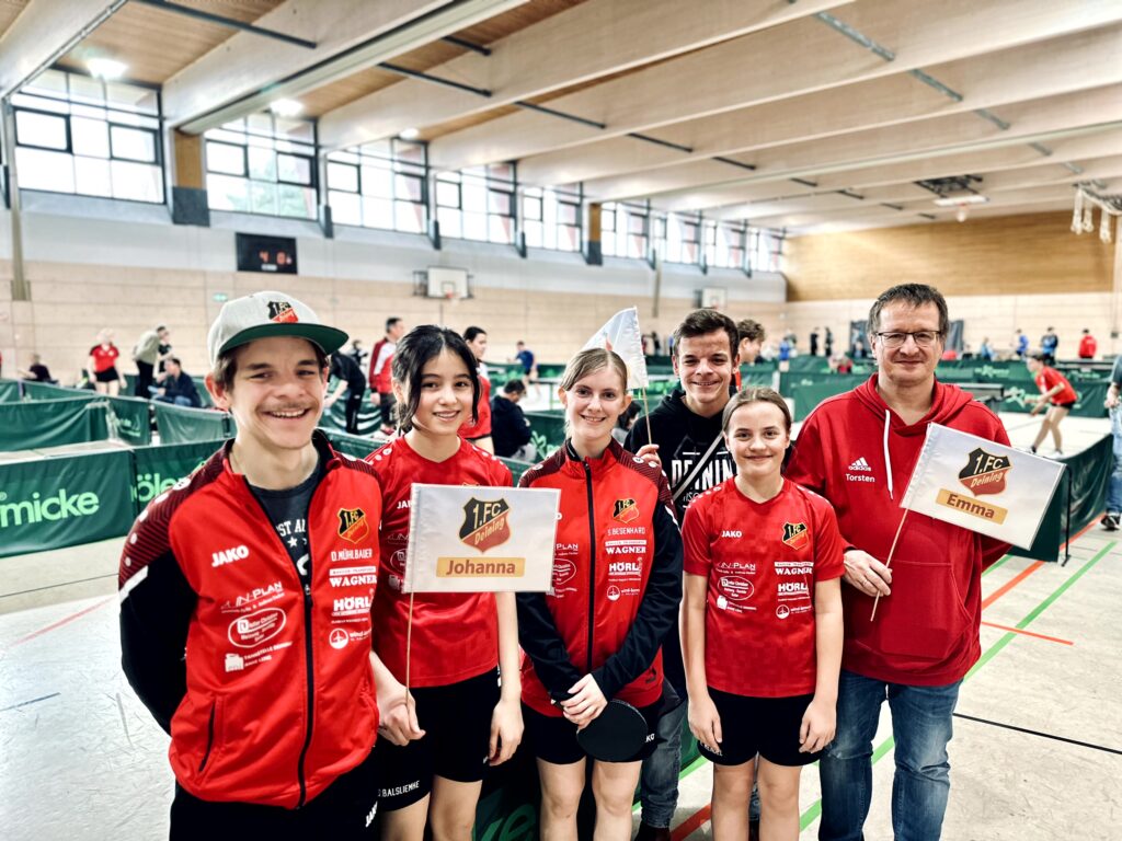 Spielerinnen und Betreuer des 1.FC Deining waren glücklich mit der gezeigten Leistung. 